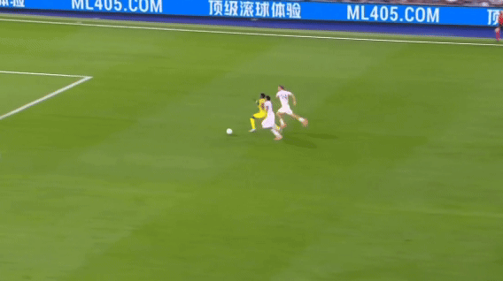 【马卡报】库尔图瓦在2025年完成174次扑救，登顶欧洲门将扑救榜。库尔图瓦全年