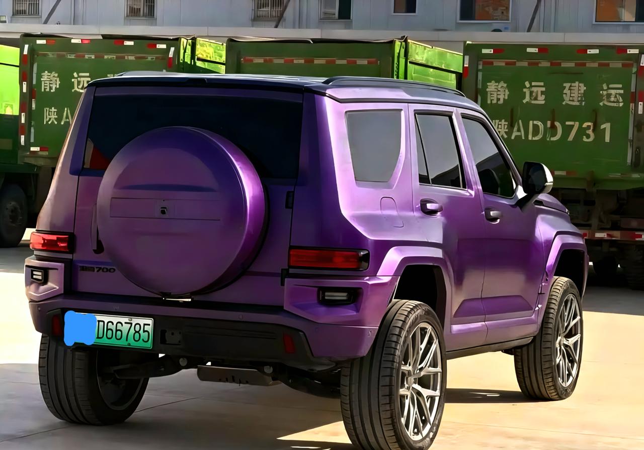 第1次直观的感受到这个车会有这么大。可能你在照片上看不出来这台车的尺寸相当大，底