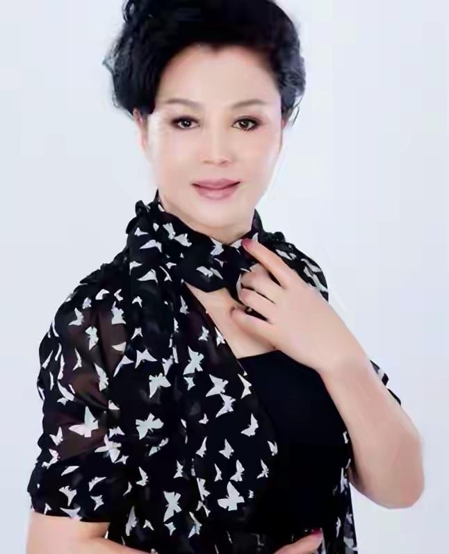 于小慧的感情路实在太坎坷了。19岁事业正红时闪婚，没想到婚后惨遭家暴，被打得头破