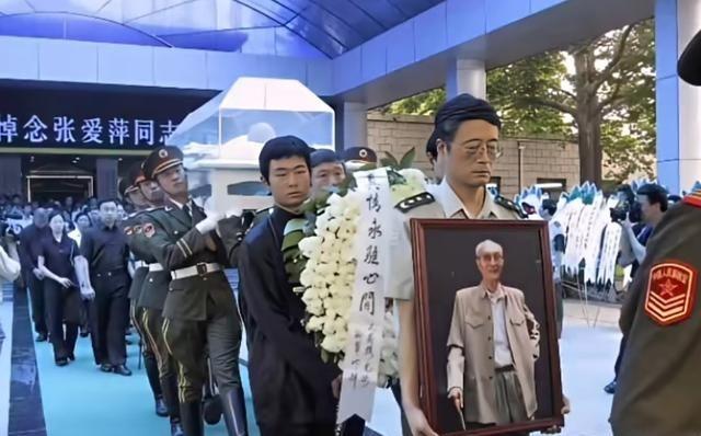 2003年7月5日，日月失色，三军恸哭，共和国失去了一位正直的国防部长，人民军队