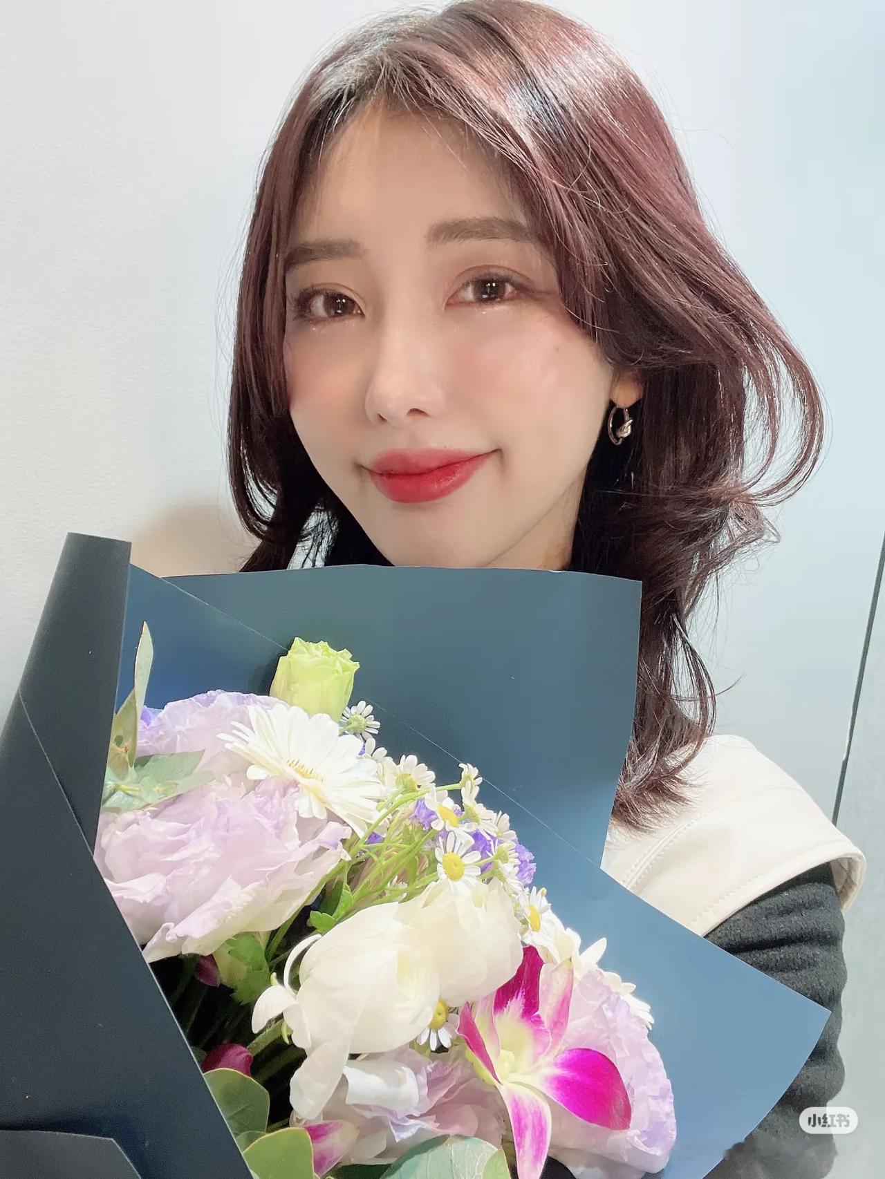 话说日本近几年就推出了许多颜值和气质都相当不错的新晋博主，而志崎桦音就是其中之一