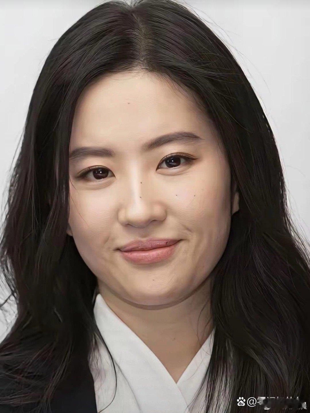 刘亦菲高清怼脸拍封神！皮肤状态细腻能打，五官精致到无可挑剔，近距离颜值依旧抗打～