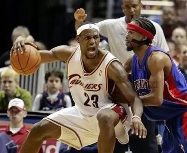 2007东部决赛，詹姆斯面对活塞五虎场均可以贡献25.7分；2004NBA 总决