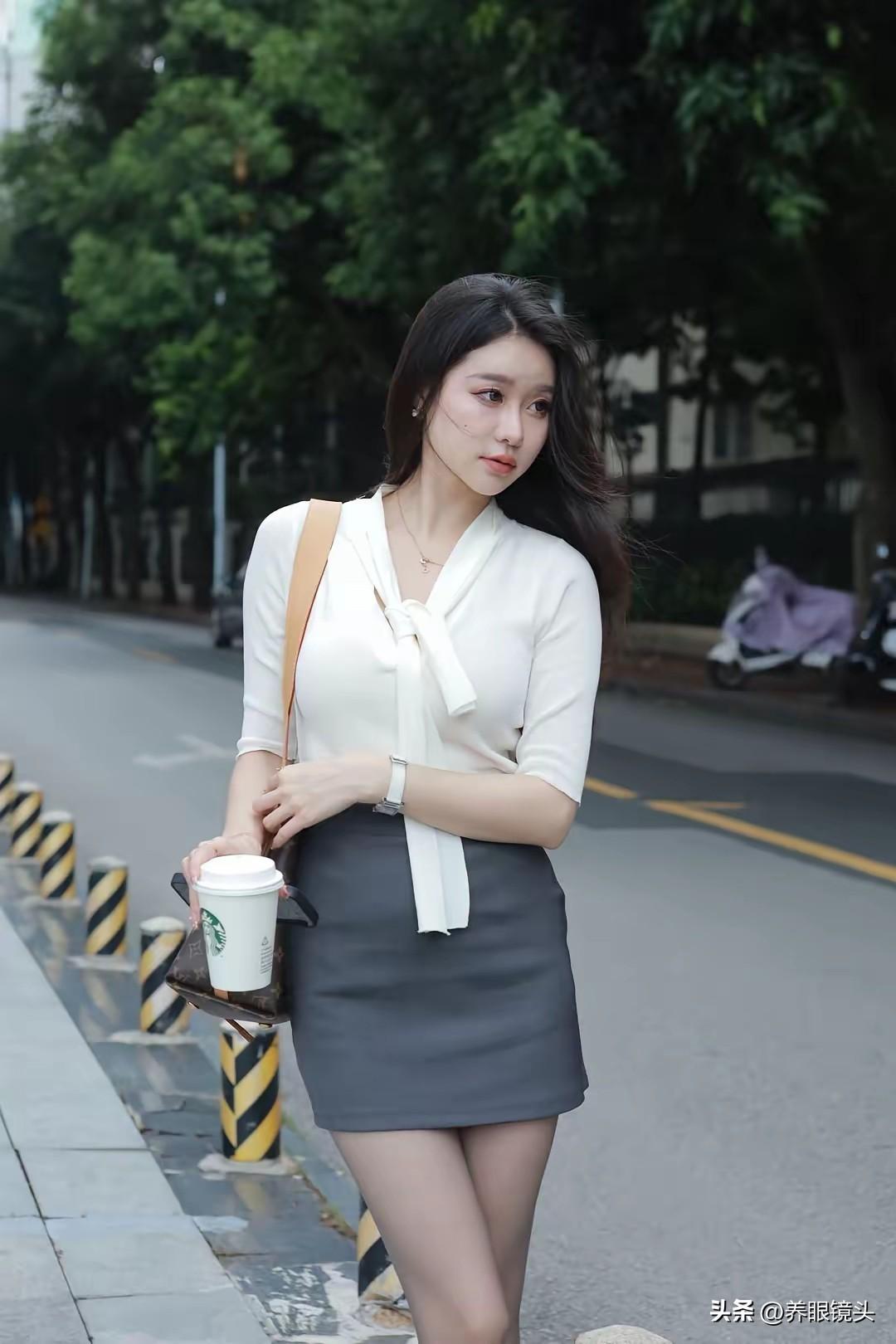 这位小姐姐在路边喝咖啡。美女街拍拍 秋日街边甜妹 街头甜妹随拍 甜妹街拍风 美女