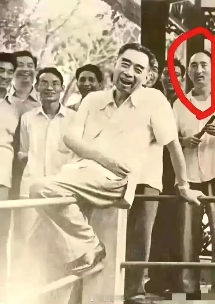这是一张珍贵的总理与民同乐的历史资料照片。
站在总理身后持扇的这位，当下还有多少