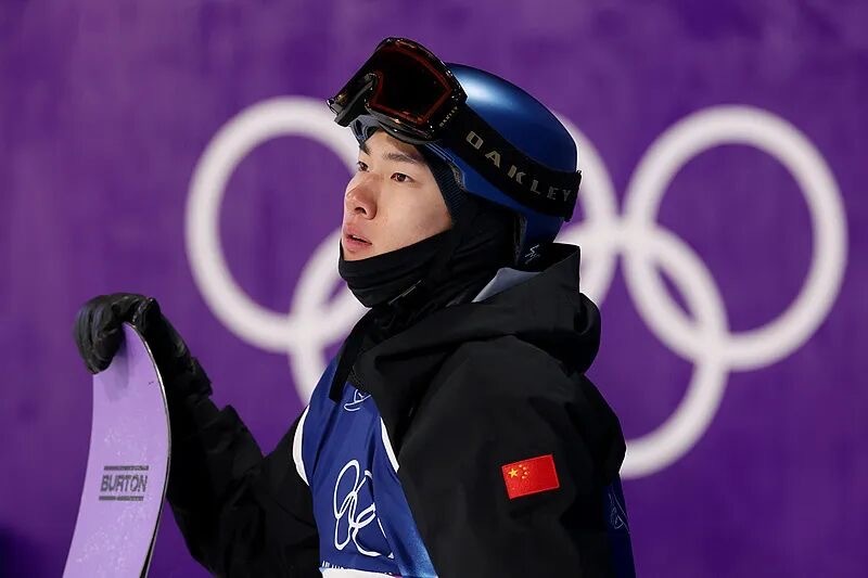 苏翊鸣大跳台晋级决赛 意料之中，冬奥会单板滑雪男子大跳台项目预赛，苏翊鸣在第一跳