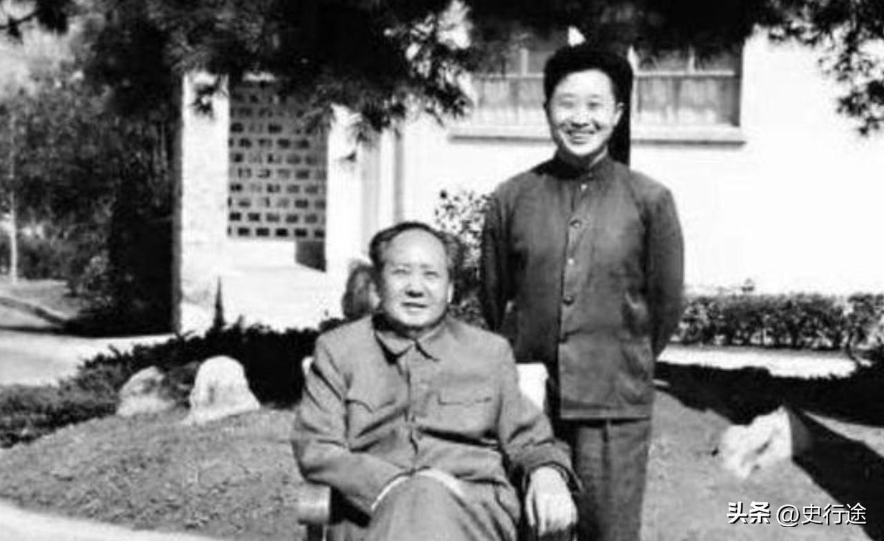 这是一张难得一见的照片，不知道毛主席身后是谁？

他就是毛主席的理发师周福明。