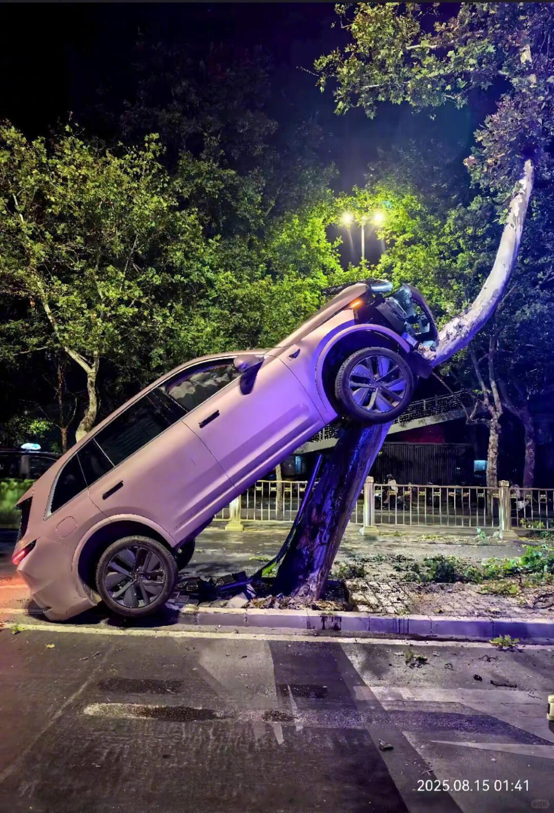 这是怎么开上去的？[允悲] ​​​