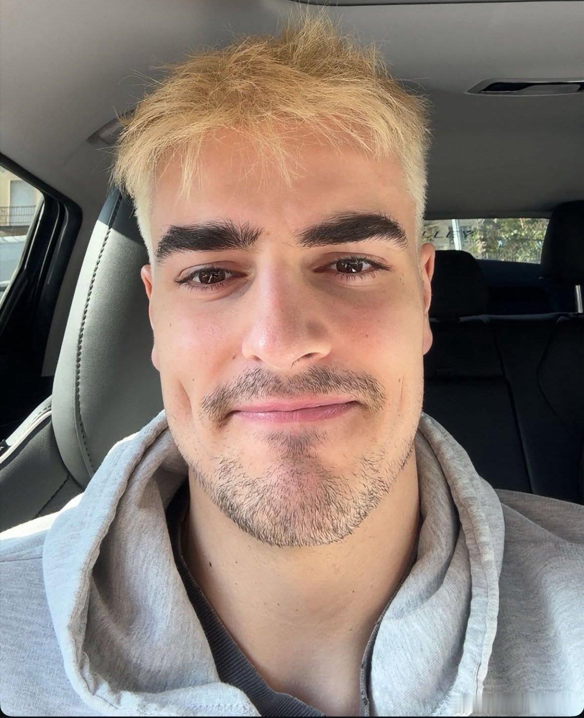 🐥 维罗纳队的球员在赢得意大利杯冠军后，把头发染成了金色——萨尼 - 吉洛尼 