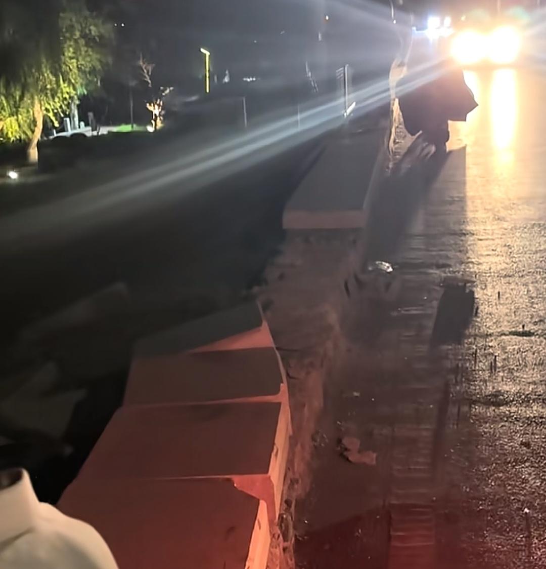 邹平司机注意了！路过三八水库边的这段路要慢点，这近期的第二辆冲向湖的车了，真惊险