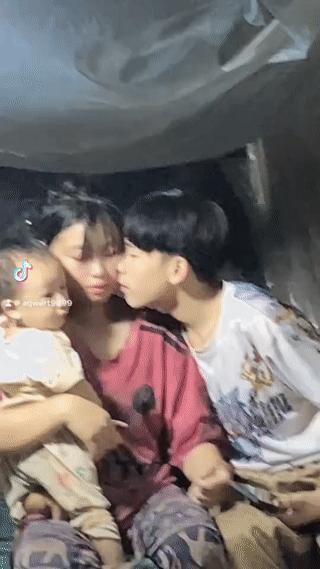 这是一对年轻的老挝🇱🇦小夫妻。
虽然他们生活的很贫穷，但是夫妻俩却非常的恩爱