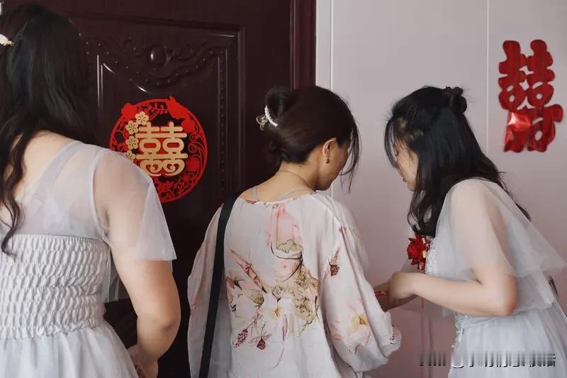 家人们，谁家没个照顾老人的事儿呢？按理说儿女都有责任，可现实中，出嫁的女儿太难了