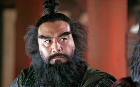 今天巡营回来，俺自个儿蹲在火堆边喝了半坛子酒，忽然想起当年在桃园里跟大哥二哥拜把