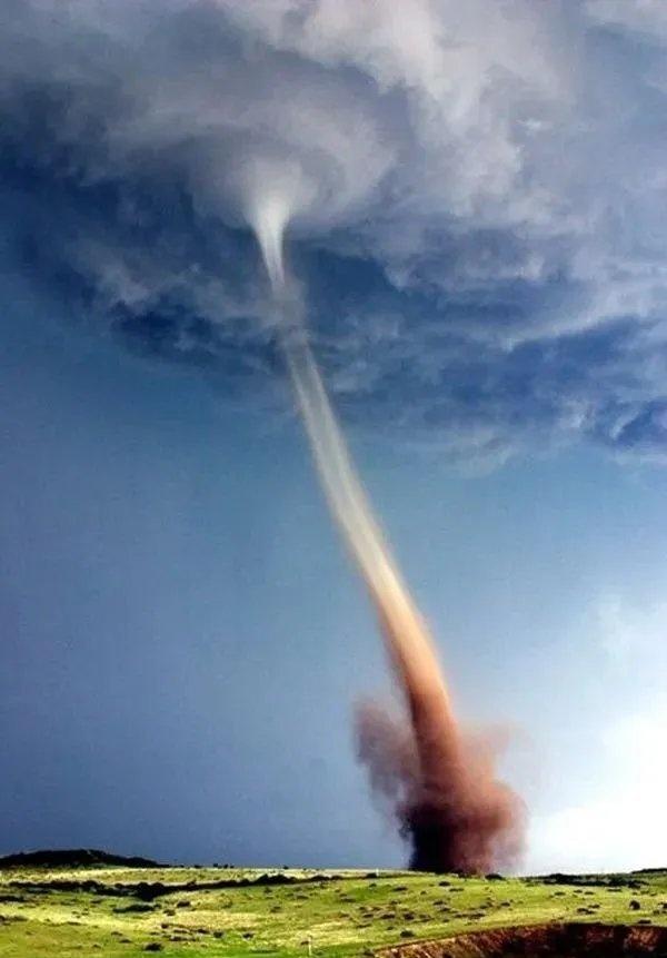 龙卷风是一种破坏力极强的自然现象，其威力主要体现在极端风速和低压效应，能够拔起大