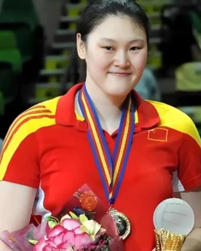 王一梅是中国女排的标志性人物，以强劲扣球闻名国际赛场，多次助力队伍斩获重磅荣誉，