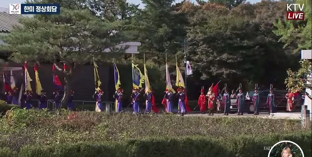 “送葬”特朗普！韩国的接待仪式藏有杀气

特朗普到韩国很沮丧，一下飞机就摆出一张