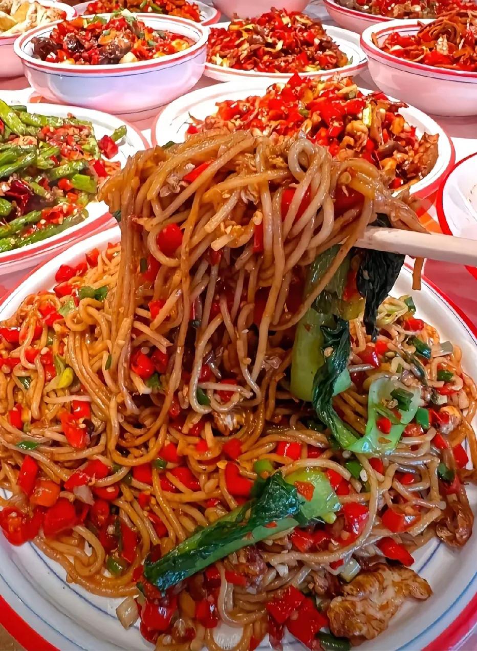 听说你很会吃辣，这一桌，你顶得住？