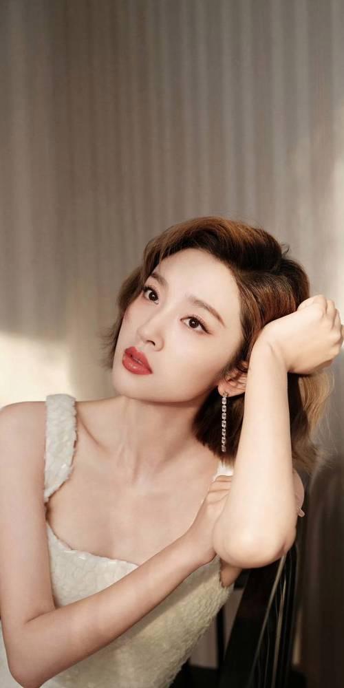 近日，唐艺昕在《乘风2026》采访中自曝，产后突发严重皮肤病，导致近4年未拍戏。