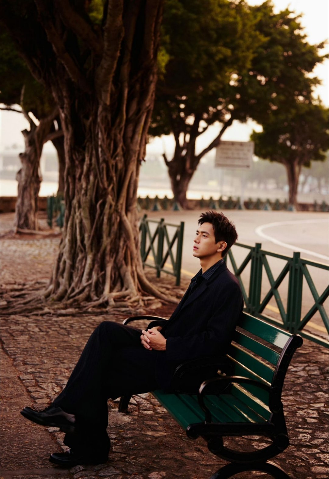 李现 奖杯烫手拿到奖杯秒传递 憨憨属性藏不住啦😝 