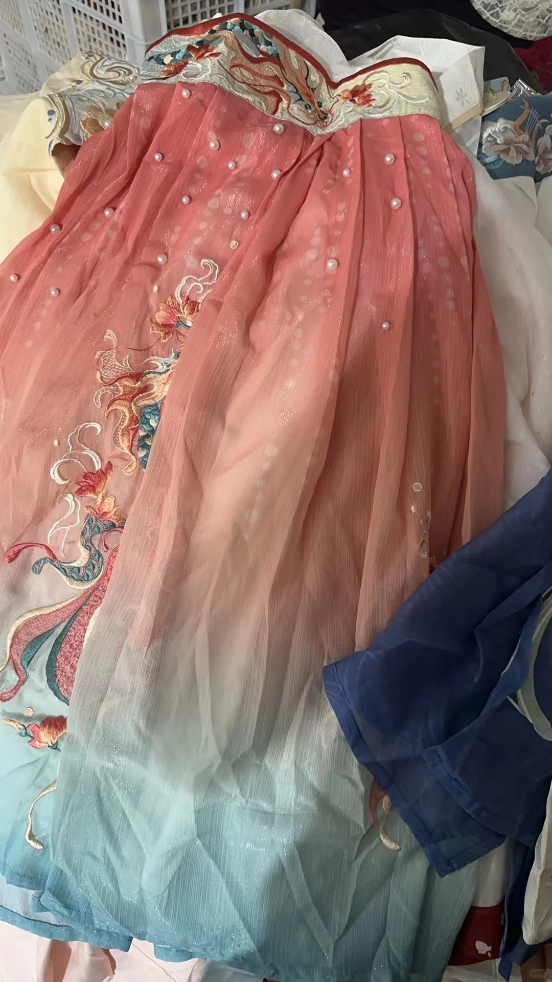 仓库扒拉2条重工刺绣🪡童装汉服