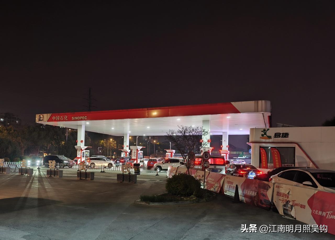 无锡汽油涨价猛于虎，车主为省钱排长队加油！

明天（23日）夜里12点又是成品油