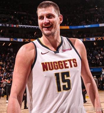 美记：NBA 的球队在尼古拉·约基奇连续第二个夏天拒绝合同续约后，都在密切关注掘