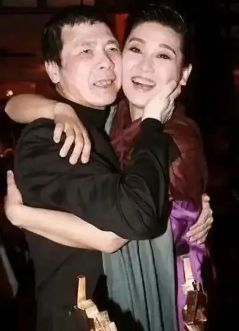 她是第一个不怕老公在外面沾花惹草的女演员！反正吃亏的是那些花花草草，她老公又不吃