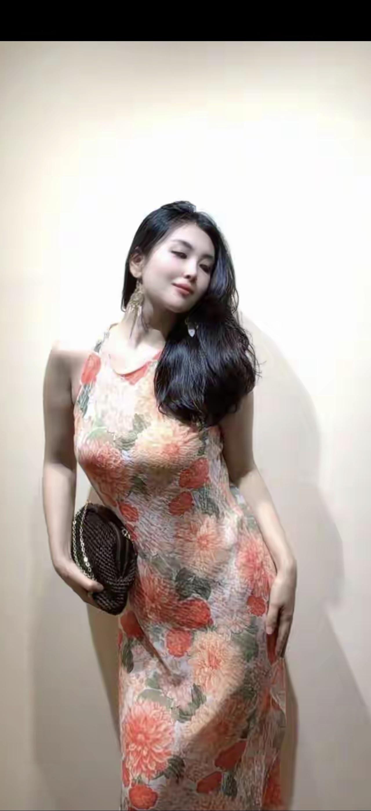 花间美人影，笑语入画来。