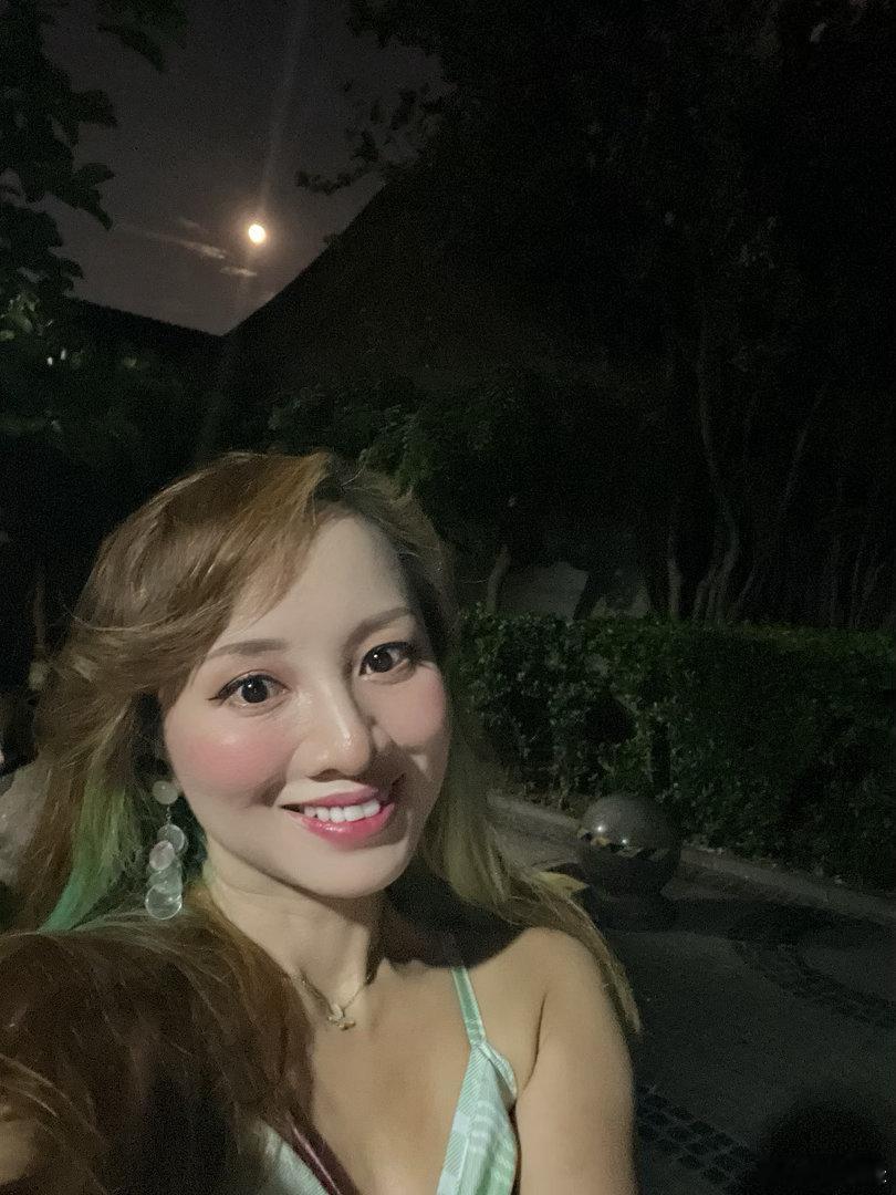哇，今晚的月色也太美了吧，左上那颗亮星，是牛郎星哎，又叫河鼓二，往天顶拍，应该有