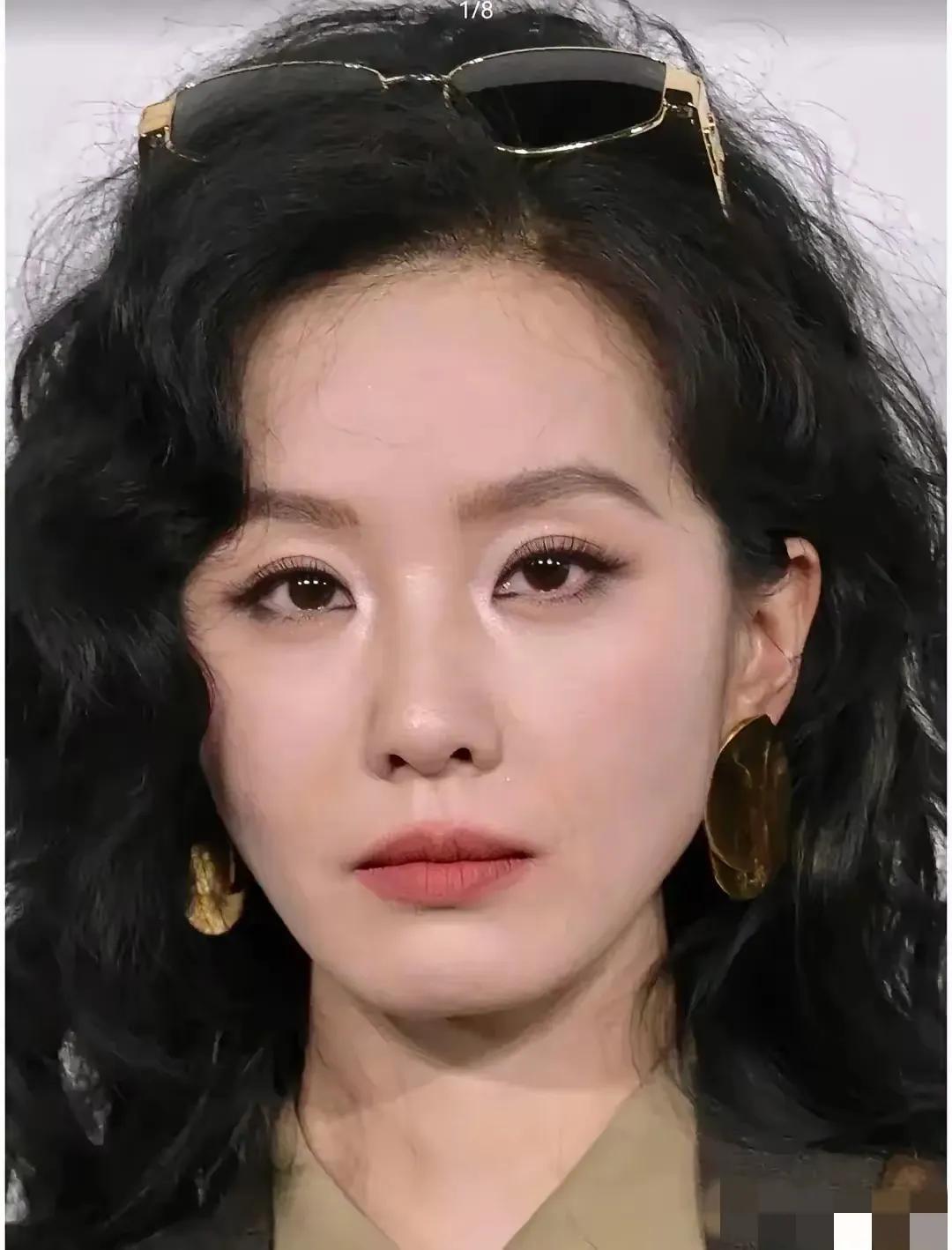 前段时间，刘诗诗在活动上的照片，
明显感觉到面相没有之前的精气神，
甚至眼神都已