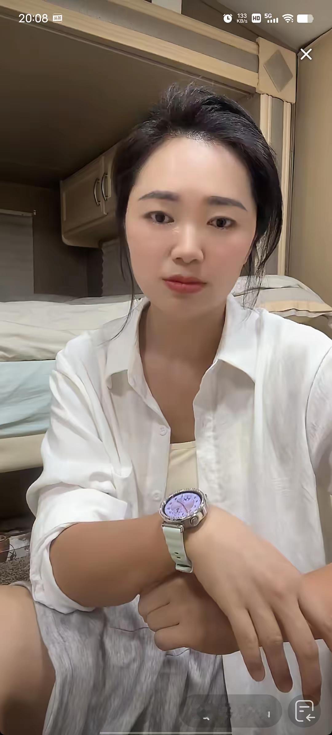 小妞刚开始做自媒体那段时间的确是赚到了一些钱。由型男带着她入手快速涨粉。
小妞当