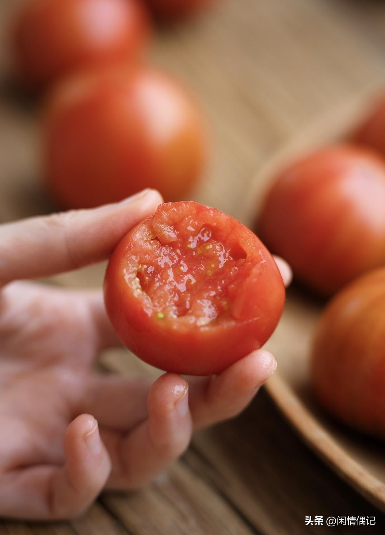 邻居从老家带回的西红柿
一口吃出小时候的味道