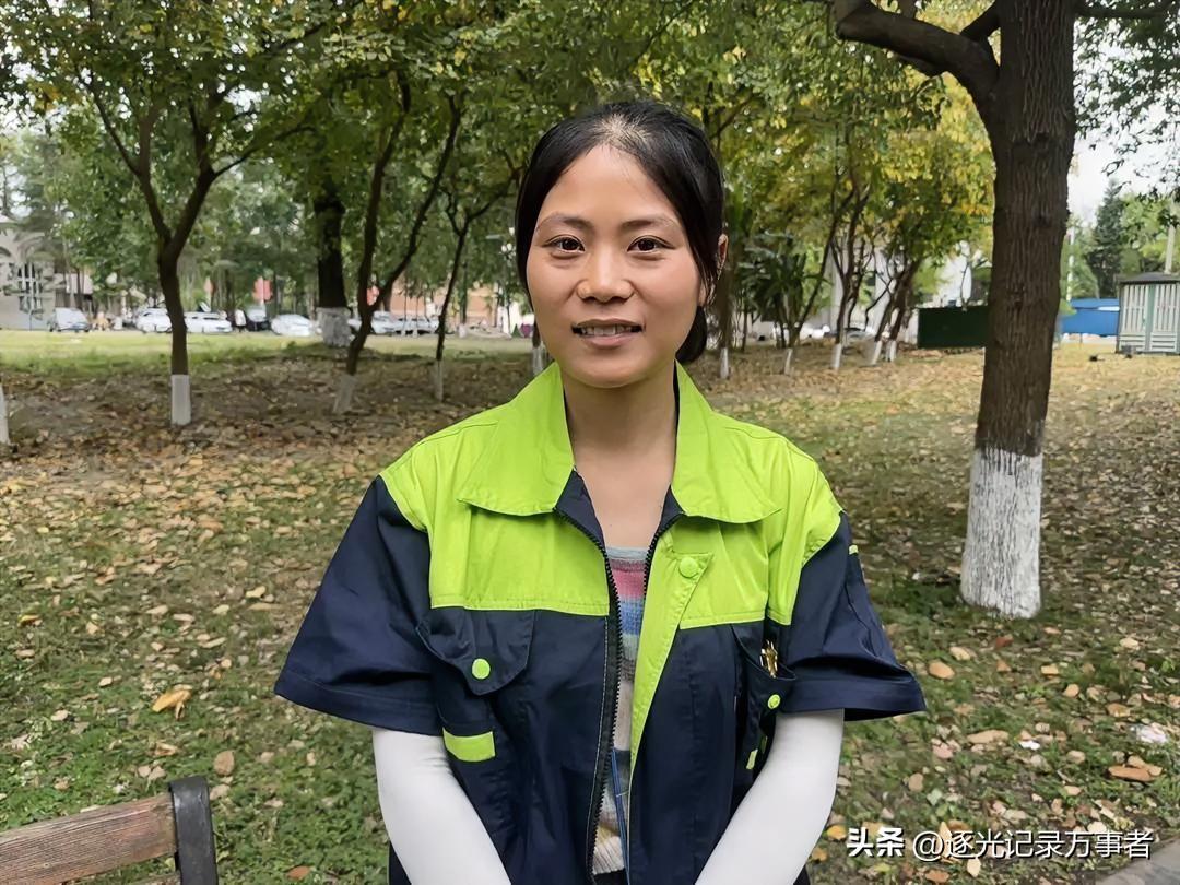 33岁环卫工妈妈李佳，凭硕士录取通知书打破所有质疑。
 
身为二孩妈妈，她每日早