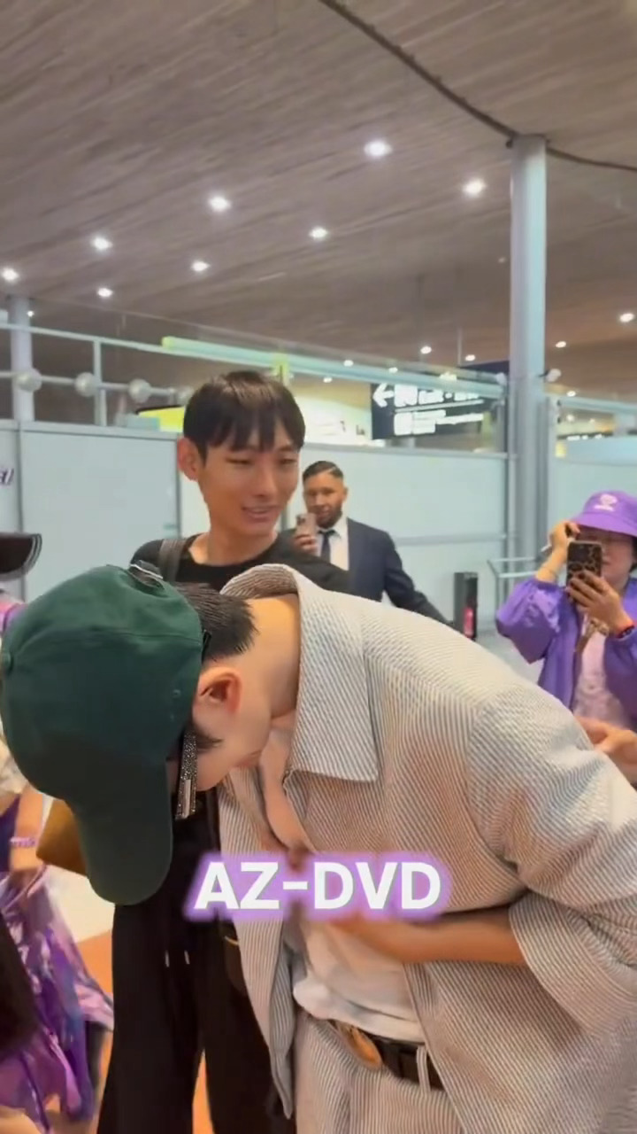 今天邓为巴黎到达粉丝贴脸开大喊了“妈妈爱你～” 这个梗过不去了吗哈哈哈哈哈哈哈，