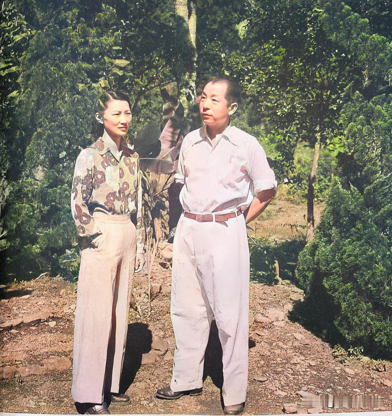上世纪五十年代，台湾，站在幽禁住所外晒太阳的张学良和赵一荻。大家认真瞧瞧！这而非