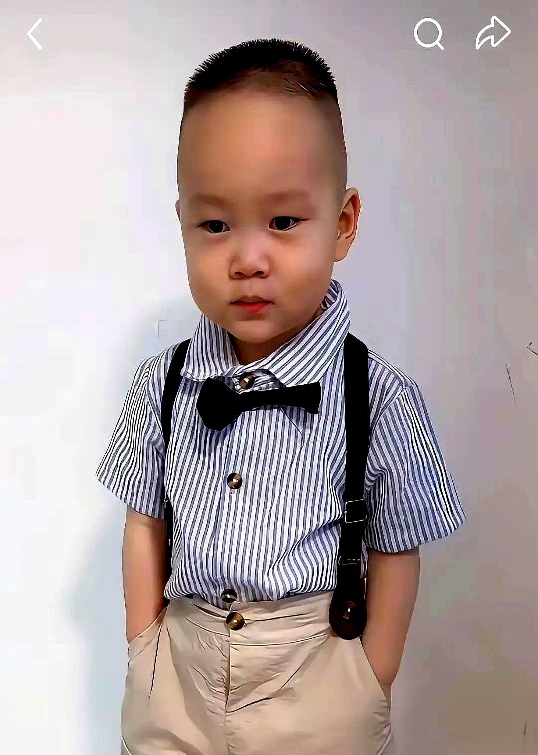 几十万人围在一个视频底下，逼着一个妈掏自己孩子的出生证明。
“到底是男是女？几岁