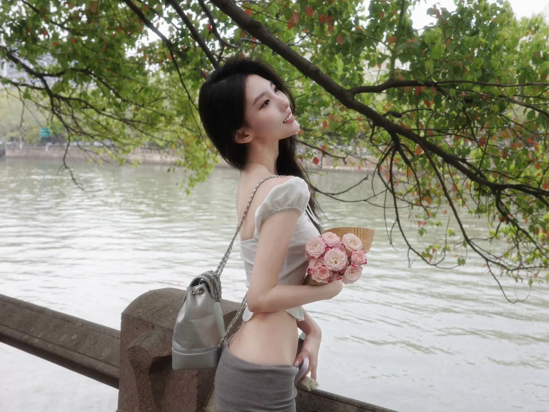 如果泪水比爱多 我们就一起划小船