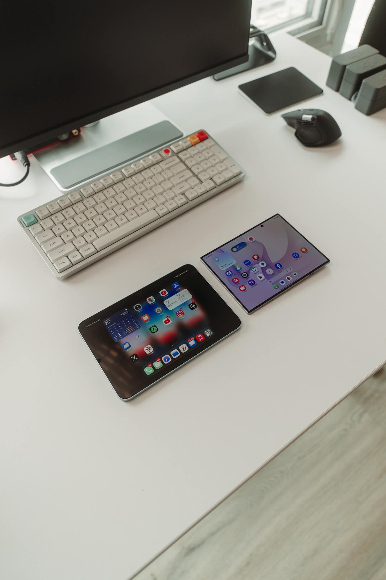 这么一对比，黑边确实很影响颜值啊
三星ZFold8对比iPad mini，屏幕尺