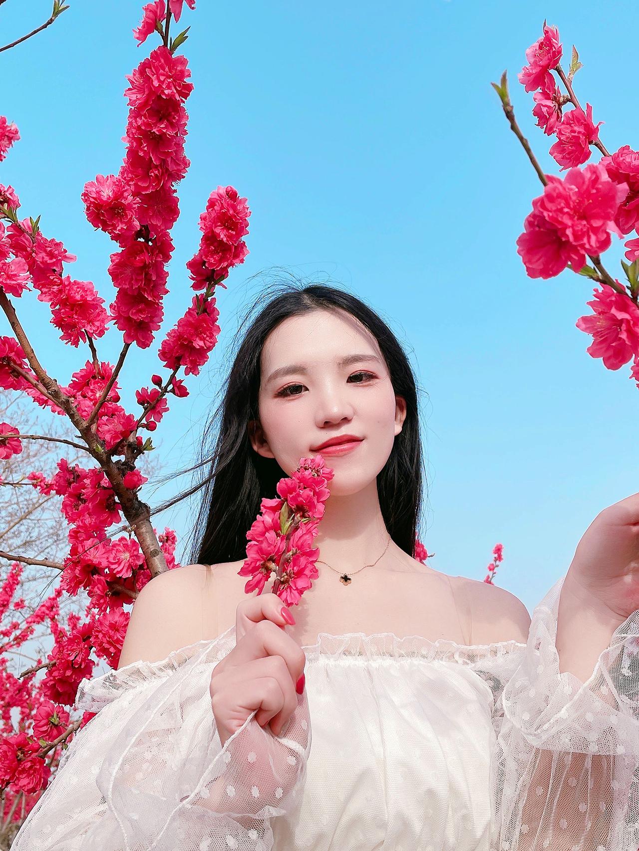 桃花与长发美女相映，那抹香肩，尽显婉约风情。美女 春节 桃花 御姐