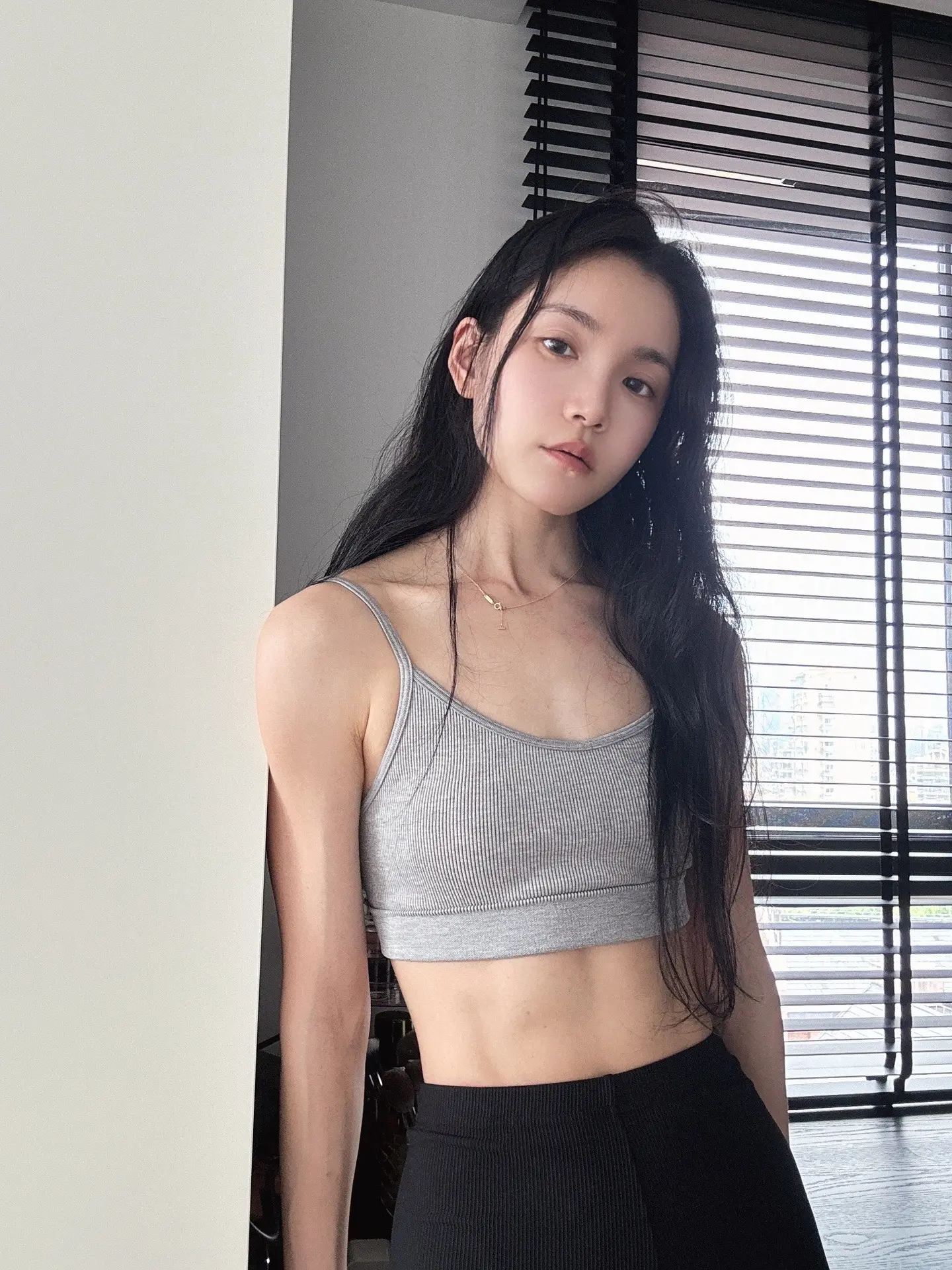 夏日要做腹肌辣妹。