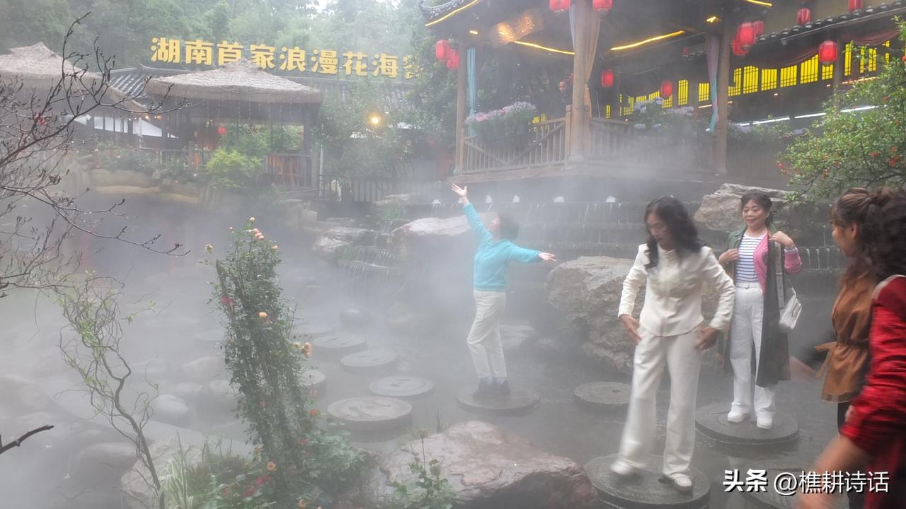 #上联：蒙蒙细雨江南梦，请你对下联#茫茫白雪山北景。