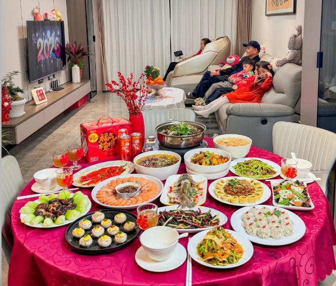 今年拜年时发现个有趣现象，大家不爱逛专柜了，反而更爱逛奥莱，春节各地奥莱挤得水泄