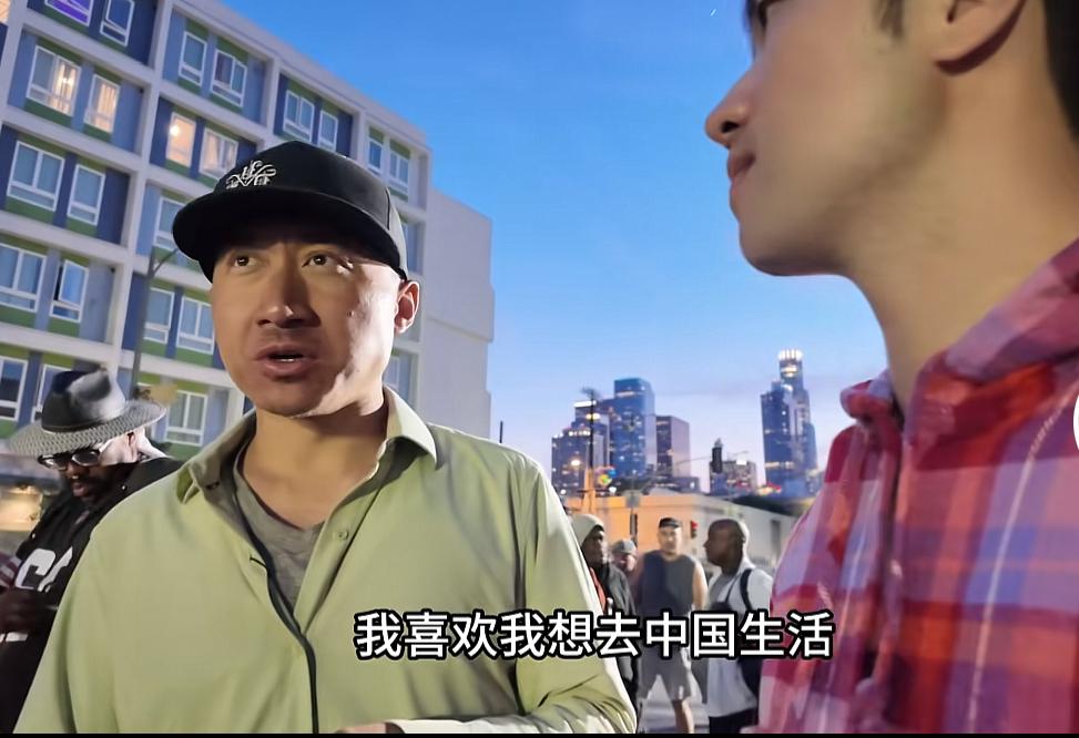 华人流落街头，表示想要回到中国去生活，但是没有护照，身份证也全部都丢失了，如果可