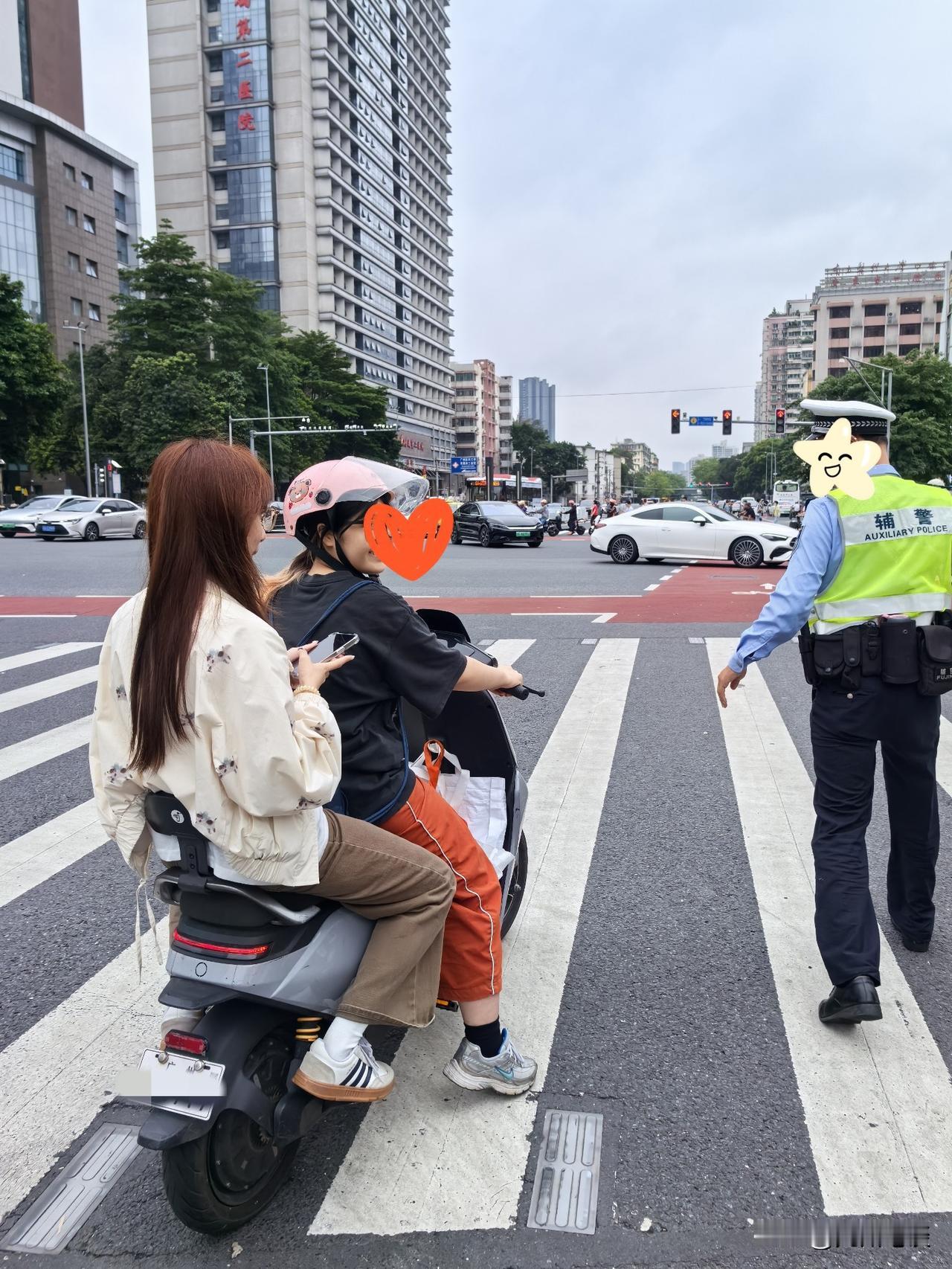 开电鸡出行，面对突如其来的状况，有人笑容满面，有人愁眉苦脸！
女驾驶人满脸笑容，