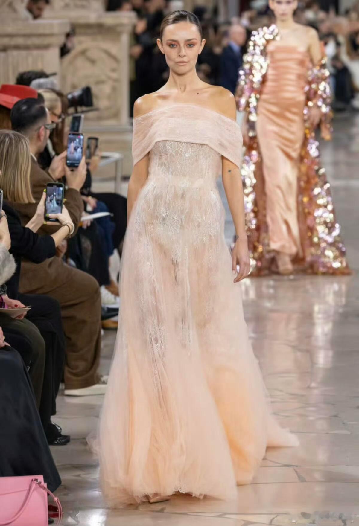 中东仙牌Georges Chakra携2026春夏高定系列登陆巴黎高定周，以44