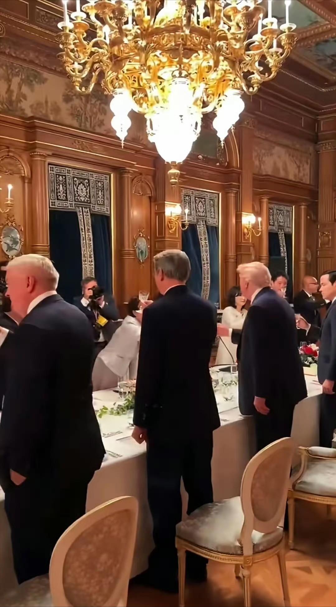 老特拿捏小本子有一套，美日宴会，在喝香槟碰杯时，高市早苗由于身材矮小够不着特朗普