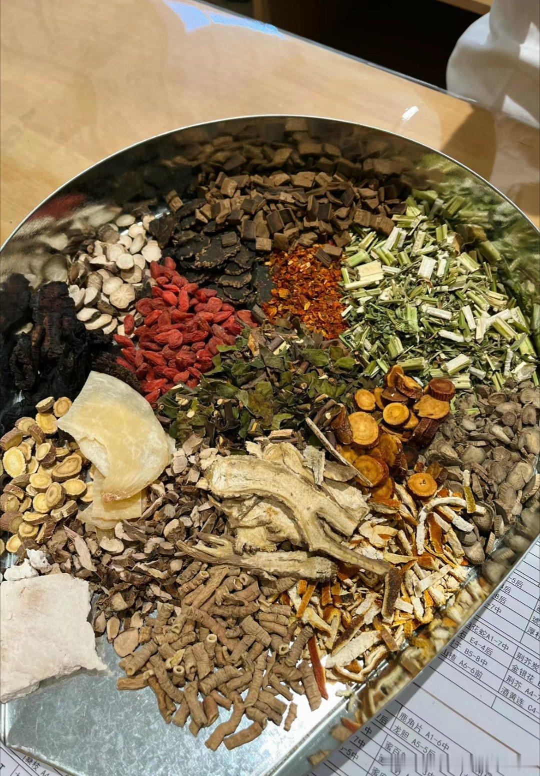 牛黄解毒片这样配，改善99%失眠，让您安心入睡一整晚！1、牛黄解毒片＋朱砂安神丸