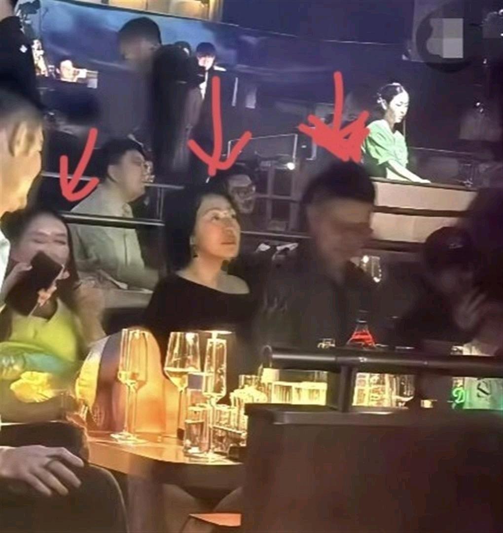 玩挺嗨呀！小S一家四口上海酒吧被偶遇，黄春梅开心举杯 