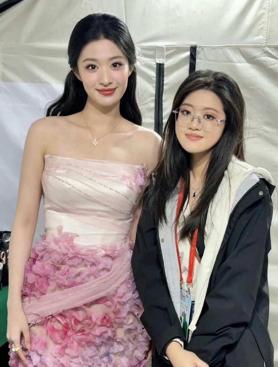 说王楚然很大只也没错，但看这骨骼和五官也是个大美女啊 ​​​