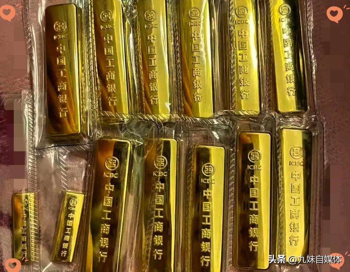今天买黄金的人，
估计嘴都要笑烂了吧，
昨天金价885一克，今天跌到了881一克